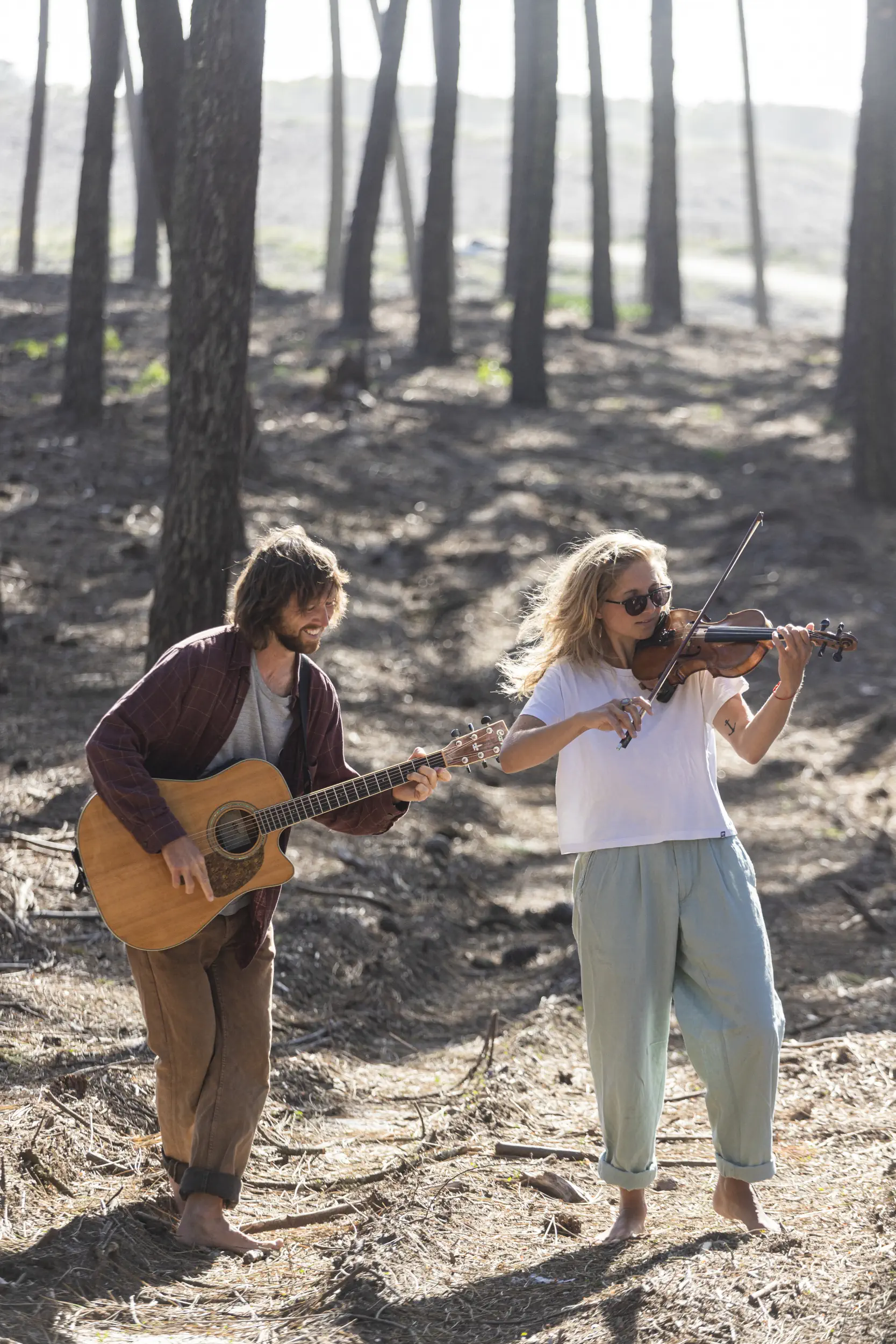Anka und René spielen zusammen ihre Musik im Wald. Sie spielen mit Geige
            und Gitarre.